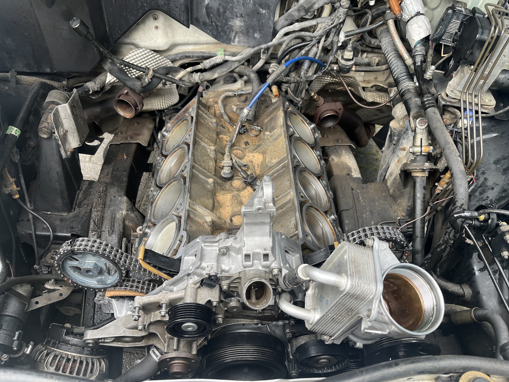 Open motor met distributie tijdens een reparatie