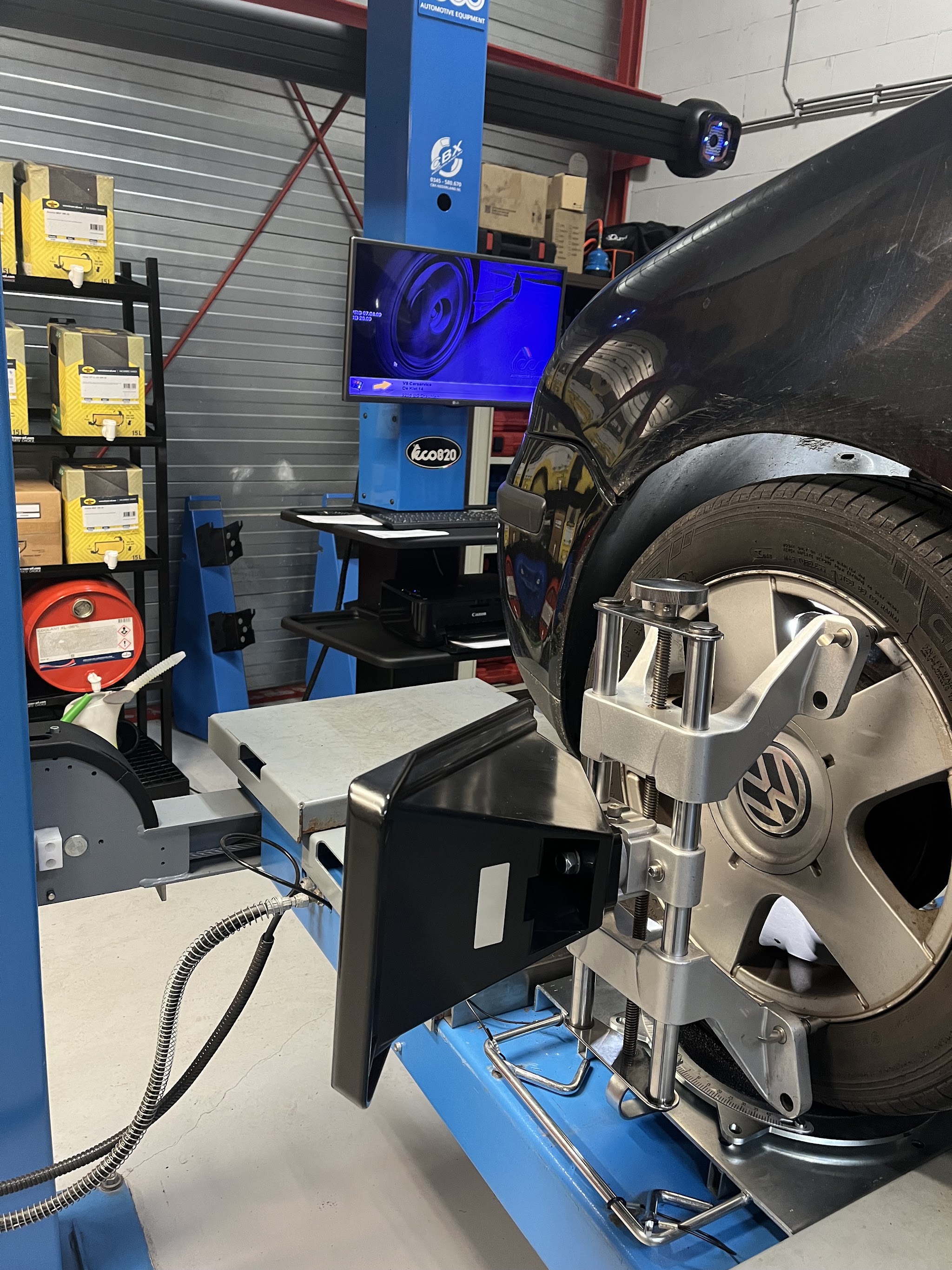 Wiel met uitlijnklem voor het uitlijnen van een auto